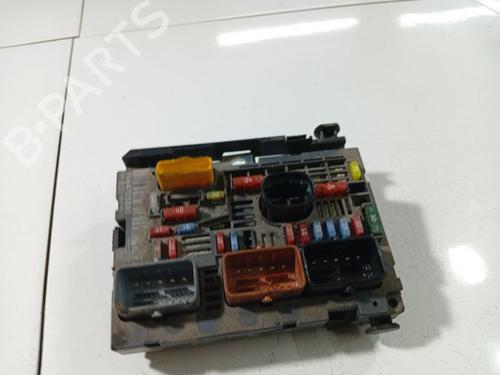 Used Fuse box Fuse box 38582272 38582272
