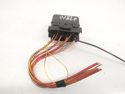 Used Fuse box Fuse box 32900698 32900698