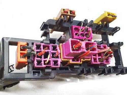 Used Fuse box VW PASSAT B5.5 (3B3) 1.9 TDI (101 hp) 32543598