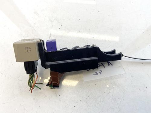 Used Fuse box Fuse box 32891842 32891842