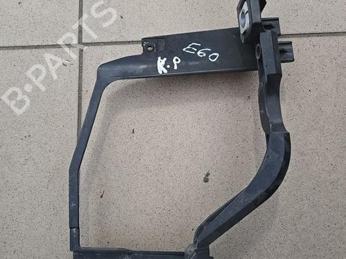 Venstre forlygtestøtte Venstre forlygtestøtte BMW 5 (E60) 520 i (170 hp) 36826847 36826847