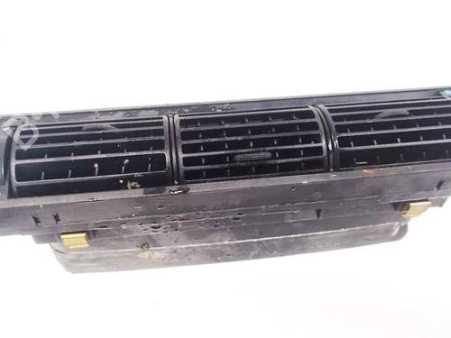 Używane Kratka nawiewu AUDI 100 C4 Avant (4A5) 2.4 D (82 hp) 32625823