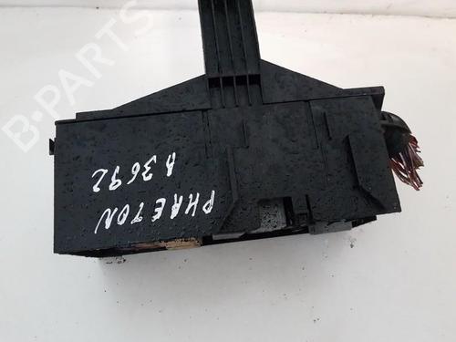 Used Fuse box Fuse box VW PHAETON (3D1, 3D2, 3D3, 3D4, 3D6, 3D7, 3D8, 3D9) 4.2 V8 4motion (335 hp) 33508262 33508262