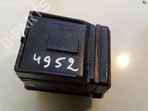 Used Fuse box Fuse box CITROËN XSARA (N1) 1.8 i (90 hp) 33515044 33515044