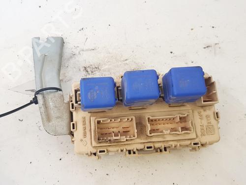 Used Fuse box Fuse box 32881218 32881218