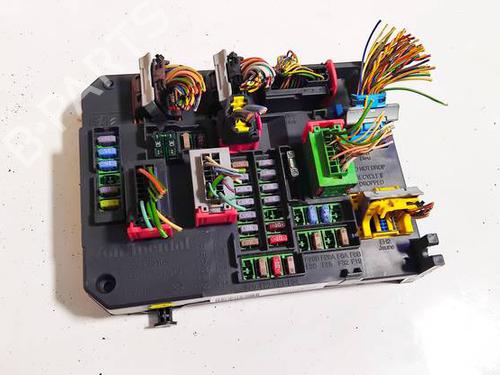 Used Fuse box Fuse box 32585072 32585072