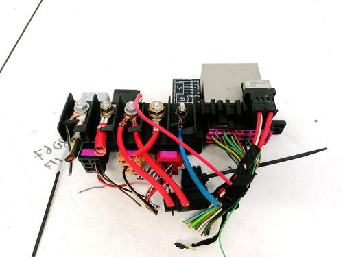 Used Fuse box Fuse box VW BORA I (1J2) 1.6 (101 hp) 32907852 32907852