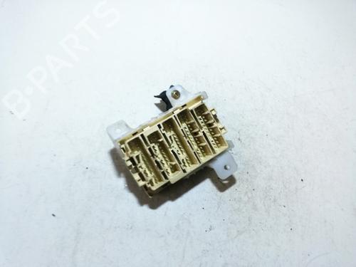 Used Fuse box Fuse box TOYOTA PREVIA II (_R3_) 2.0 D-4D (CLR30_, CLR30R) (116 hp) 33515975 33515975