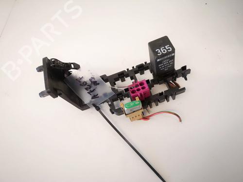 Used Fuse box AUDI A4 B5 (8D2) 1.6 (100 hp) 32884642