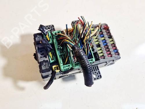 Used Fuse box Fuse box 32564148 32564148