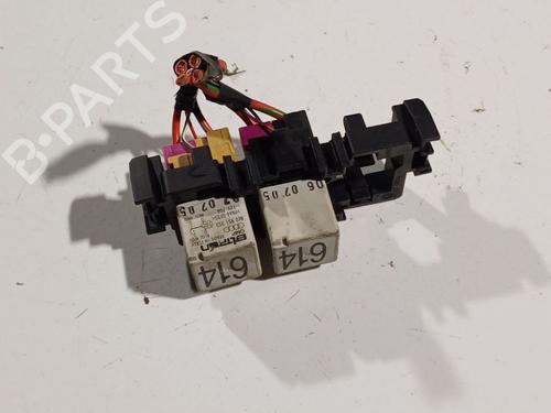 fuse-box-audi-a6-c6-4f2-2004-2005-2006-2007-2008-2009-2010-2011-32571583 main image