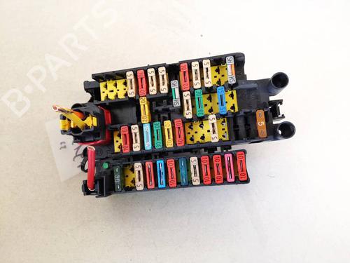 Used Fuse box Fuse box 32945101 32945101