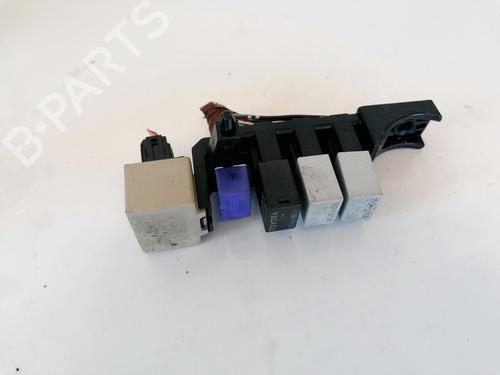 Used Fuse box Fuse box 32882289 32882289
