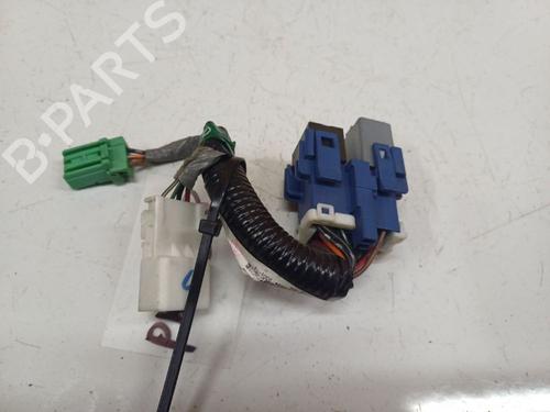 Used Fuse box Fuse box 32549618 32549618