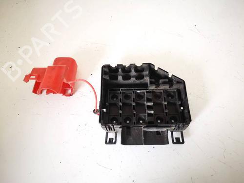 Used Fuse box Fuse box 32588254 32588254