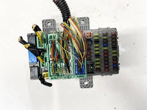 Used Fuse box Fuse box 32583296 32583296
