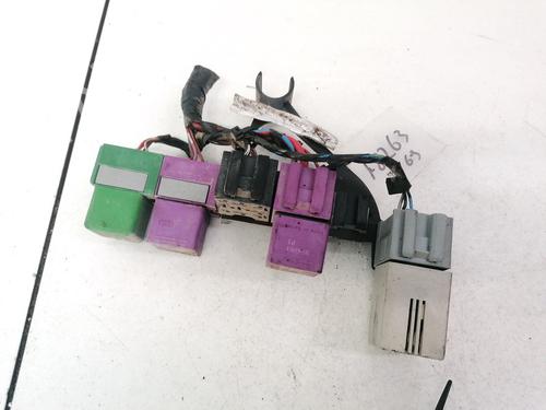 Used Fuse box Fuse box OPEL CORSA B (S93) 1.2 i 16V (F08, F68, M68) (65 hp) 32911155 32911155