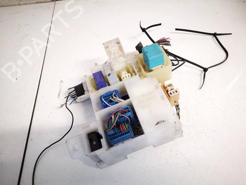 fuse-box-toyota-corolla-saloon-_e12_-2000-2001-2002-2003-2004-2005-2006-2007-2008-32616468 main image