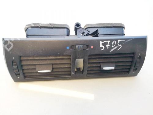 Used Air vent BMW X3 (E83) 2.0 d (150 hp) 33061532
