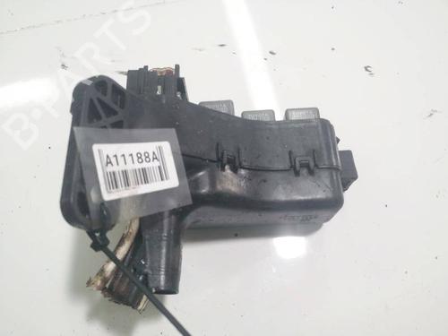 Used Fuse box Fuse box 33098302 33098302