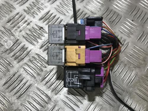 fuse-box-audi-a4-b5-8d2-1994-1995-1996-1997-1998-1999-2000-2001-33495339 main image