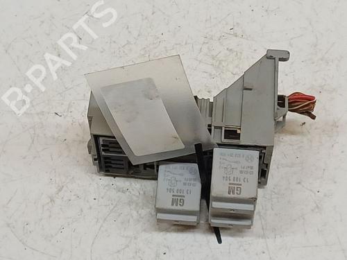 Used Fuse box Fuse box 37085121 37085121