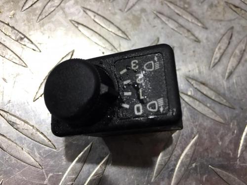 switch-nissan-almera-ii-hatchback-n16-2000-35658067 main image