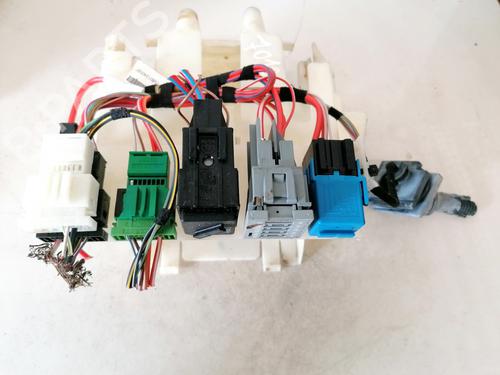 Used Fuse box BMW 1 Convertible (E88) 118 d (143 hp) 33096572