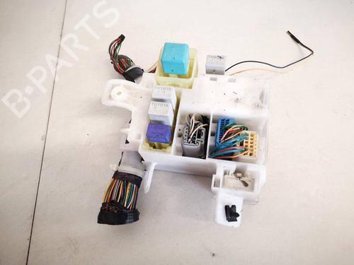 fuse-box-toyota-corolla-saloon-_e12_-2000-2001-2002-2003-2004-2005-2006-2007-2008-32939200 main image