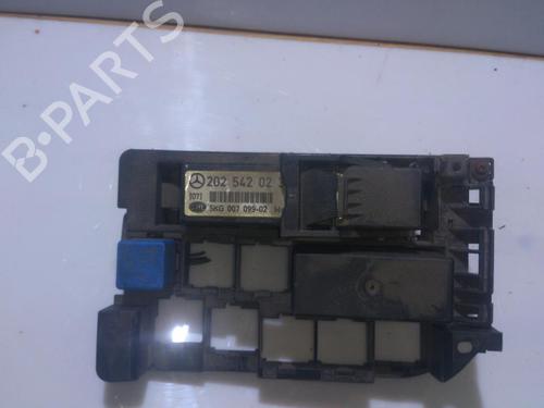 Used Fuse box Fuse box MERCEDES-BENZ C-CLASS (W202) C 250 D (202.125) (113 hp) 33503113 33503113