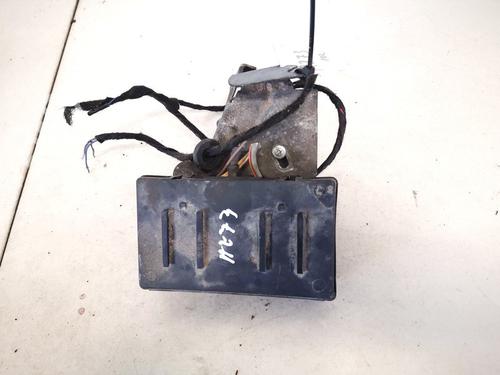 fuse-box-peugeot-206-sw-2ek-2002-32900435 main image