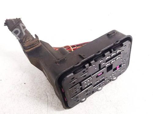 Used Fuse box Fuse box 39484193 39484193