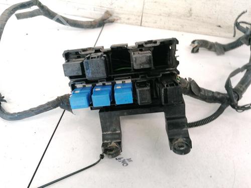 Used Fuse box Fuse box 32905537 32905537