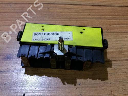 Used Fuse box Fuse box PEUGEOT PARTNER MPV (5_, G_) 2.0 HDI (90 hp) 33496444 33496444