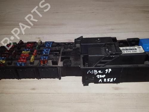 Used Fuse box Fuse box MERCEDES-BENZ C-CLASS (W202) C 200 D (202.122) (88 hp) 33480032 33480032