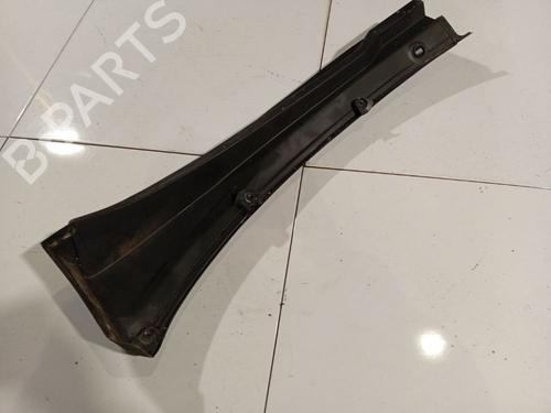 Grelha curcuvan Grelha curcuvan AUDI 80 B3 Saloon (893, 894, 8A2) 1.6 (70 hp) 36250573 36250573