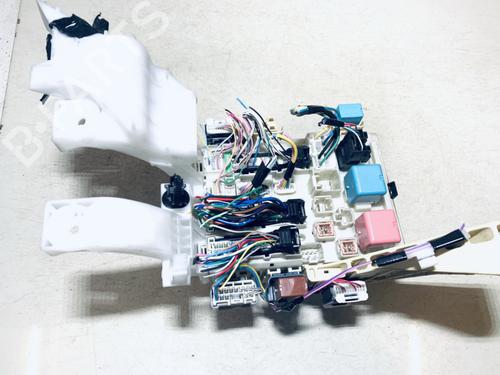 fuse-box-toyota-yaris-_p9_-2005-2006-2007-2008-2009-2010-2011-2012-2013-2014-33062349 main image