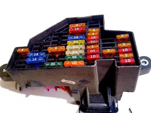 fuse-box-vw-golf-v-1k1-2003-2004-2005-2006-2007-2008-2009-2010-33519977 main image