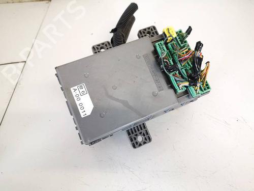 Used Fuse box Fuse box 32586281 32586281