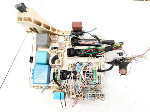 fuse-box-toyota-yaris-_p9_-2005-2006-2007-2008-2009-2010-2011-2012-2013-2014-32949102 main image