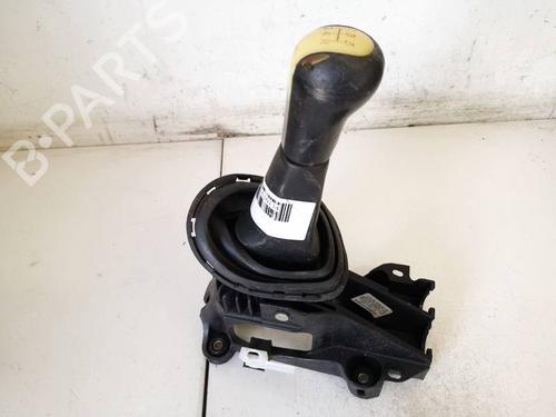 Used Gear lever Gear lever TOYOTA YARIS (_P9_) 1.4 D-4D (NLP90_, NLP90R) (90 hp) 35075360 35075360