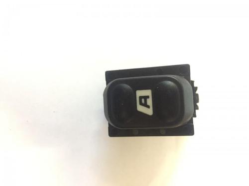 switch-nissan-almera-ii-hatchback-n16-2000-33482399 main image