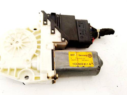 Motor do elevador de vidro trás esquerdo Motor do elevador de vidro trás esquerdo VW BORA I (1J2) 1.9 TDI (130 hp) 39632133 39632133