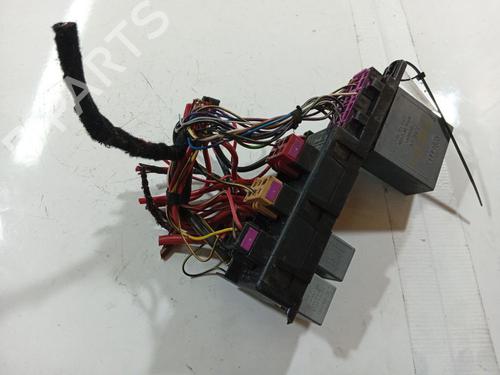 Used Fuse box SKODA SUPERB I (3U4) 2.0 TDI (140 hp) 32539658