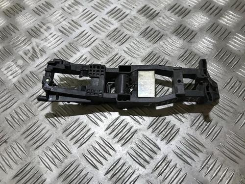 front-left-exterior-door-handle-mercedes-benz-c-class-w203-2000-2001-2002-2003-2004-2005-2006-2007-35695588 main image