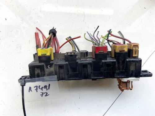 fuse-box-audi-a4-b5-8d2-1994-1995-1996-1997-1998-1999-2000-2001-32888212 main image