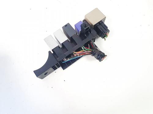 Used Fuse box Fuse box 32905057 32905057