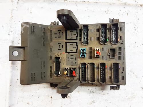 Used Fuse box Fuse box RENAULT LAGUNA I (B56_, 556_) 2.2 D (B56F/2) (83 hp) 33100213 33100213
