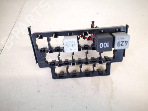 Used Fuse box Fuse box VW POLO IV (9N_, 9A_) 1.2 12V (64 hp) 32947721 32947721