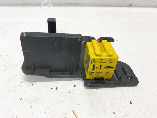 Used Fuse box Fuse box 32581400 32581400